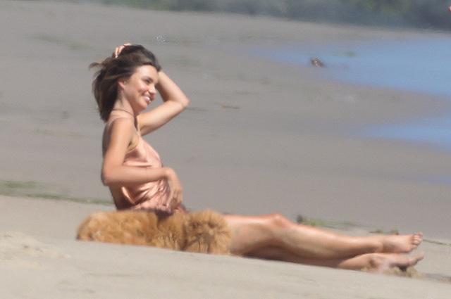 Miranda Kerr çimərlikdə fotosessiya etdirdi