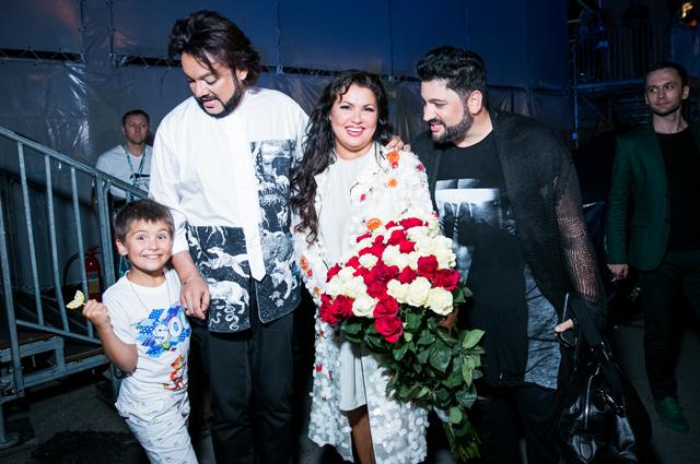 Azərbaycanlı müğənni rus xanımı ilə konsertdə - fotolar