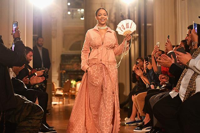 Rihanna Paris Moda Həftəsində - fotolar
