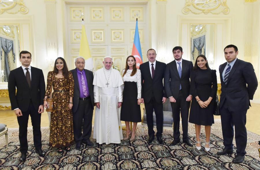 İlham Əliyev və ailə üzvləri Roma Papası ilə görüşüb -  fotolar