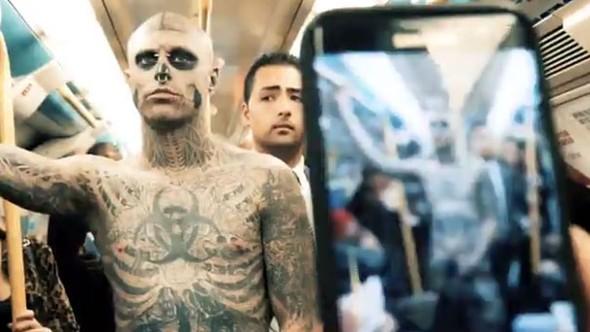 Metroda insanları qorxudan "yaşayan zombi" - fotolar
