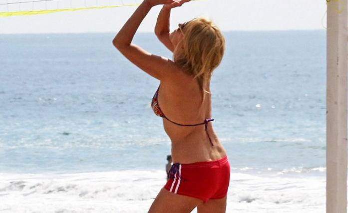 58 yaşlı aktrisa bikini geyinib voleybol oynadı - fotolar