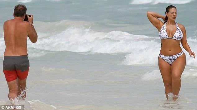 Dünyanın ən məşhur kök modeli yenidən bikinidə - fotolar