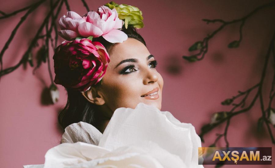 Sevincdən qarlı havada yaz təravətli  fotosessiya