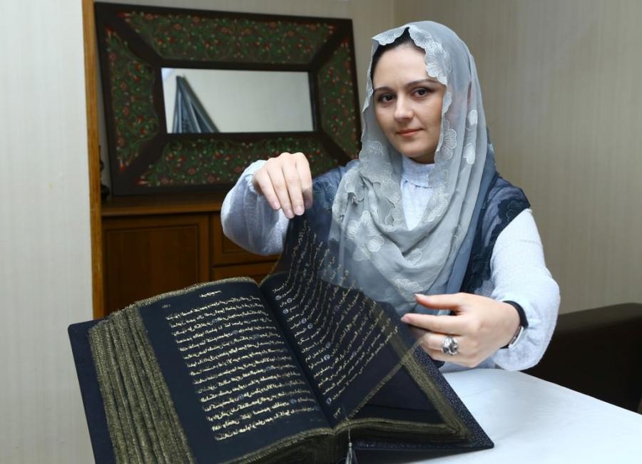 Azərbaycanlı qadın dünyada ilkə imza atdı - İpək üzərində Qurani-Kərim + fotolar