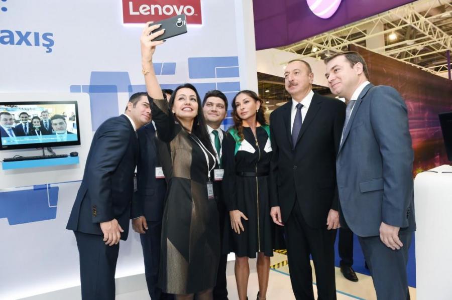 İlham Əliyev və xanımı sərgidə "selfie" çəkdirdi - fotolar