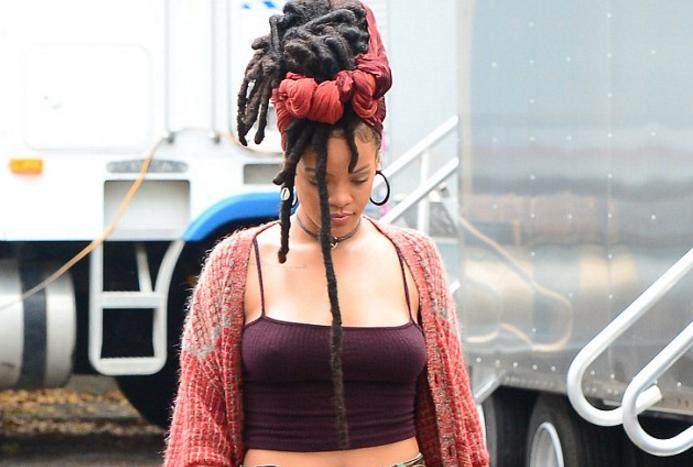 Rihanna qəribə saç düzümü və hərbi şalvarda - fotolar