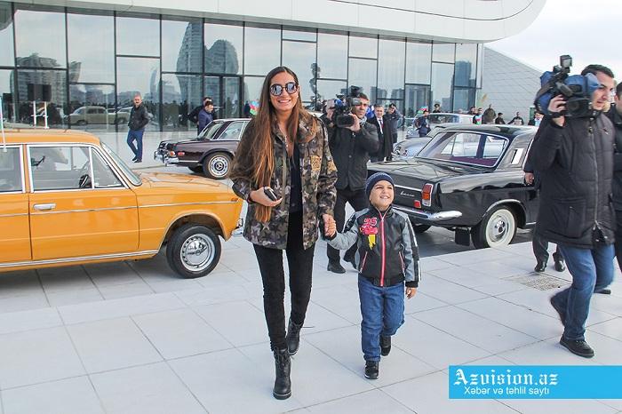 Arzu Əliyeva oğlu ilə maşın paradında - fotolar