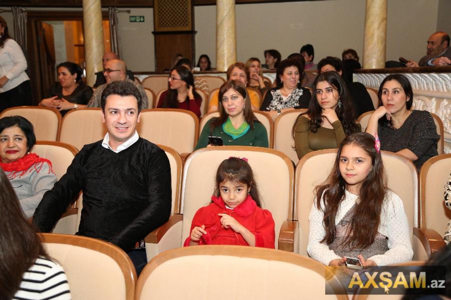 Əməkdar artist qızlarıyla teatrda -  fotolar