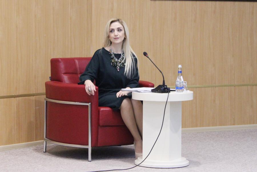 Gülnarə Xəlilova tələbələrlə görüşüb -  fotolar