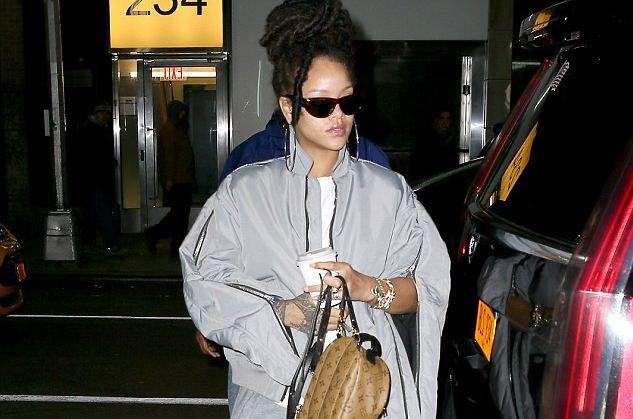 Rihanna yenə fərqli geyim tərzində - fotolar