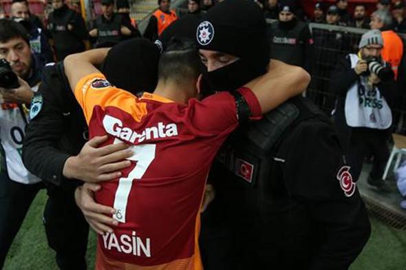 "Qalatasaray" fanatları və futbolçularından örnək davranış - fotolar