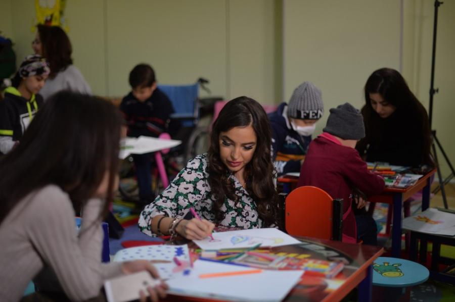 Leyla Əliyeva klinikadakı uşaqlarla - fotolar