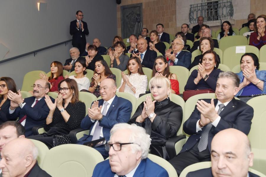Mehriban Əliyeva qızları ilə teatrda -  fotolar