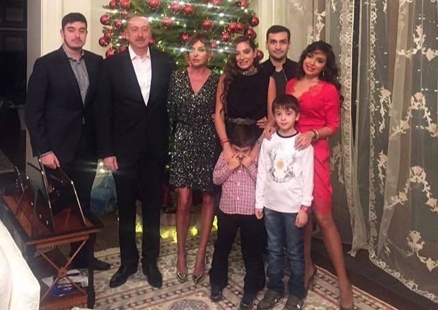 Prezident və ailəsinin bayram  fotosu
