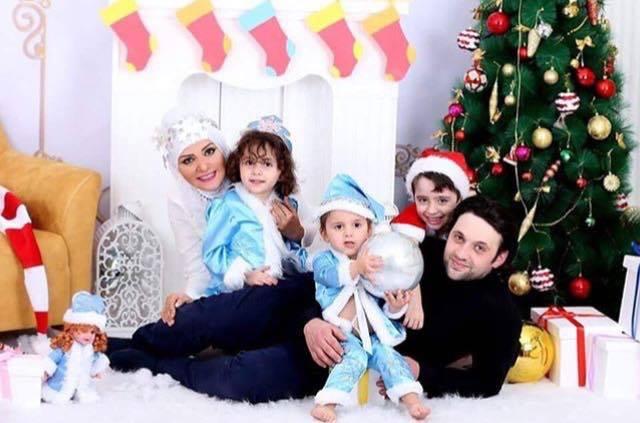 Xuramanın əri və övladları ilə bayram  fotosessiyası