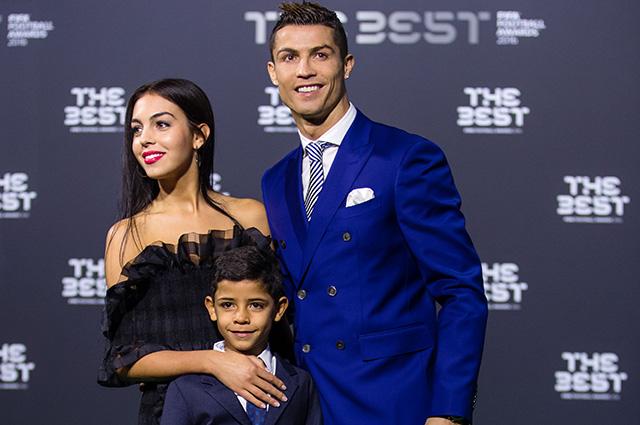 Ronaldo oğlu və sevgilisi ilə - fotolar