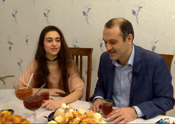 Firuz Səxavət efirə ailəsi ilə çıxdı -  video