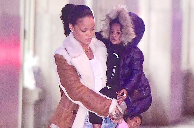 Rihanna bacısı qızı ilə gəzintidə - fotolar