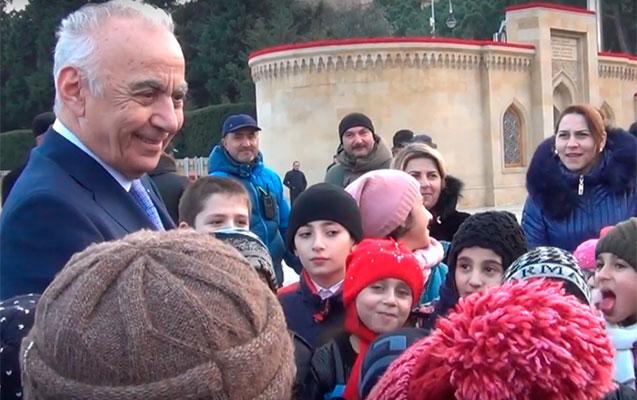 Uşaqlar Hacıbala Abutalıbovu əhatəyə aldılar - video
