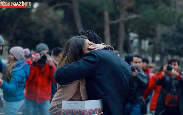 Bakıda oğlan qıza evlilik təklif etdi - video+fotolar