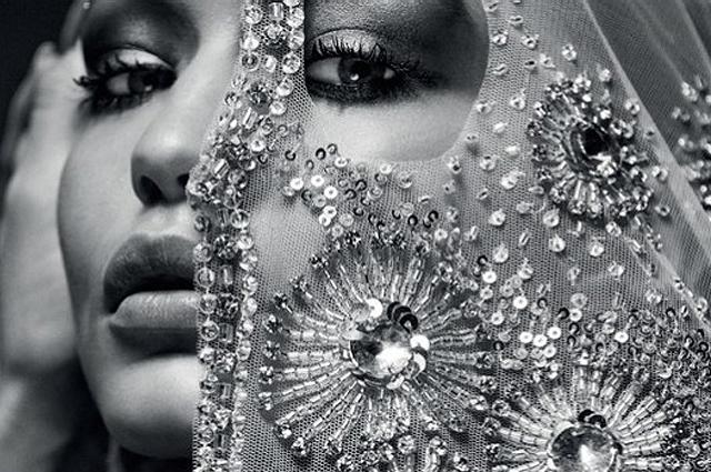 Gigi Hadid tarixin ilk ərəb "Vogue"sində - foto