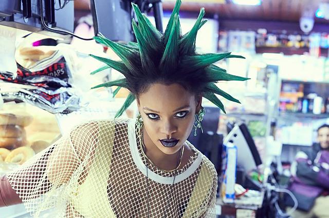 Rihanna qeyri-adi saç düzümündə - fotosessiya