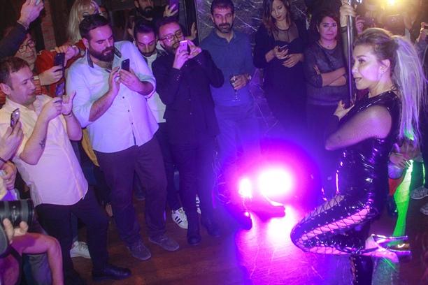 53 yaşlı müğənni striptiz göstərdi - fotolar