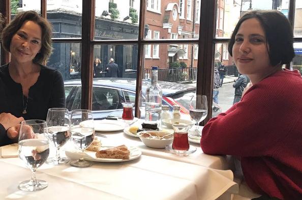 Hülya Avşarın qızı imicini dəyişdi - fotolar