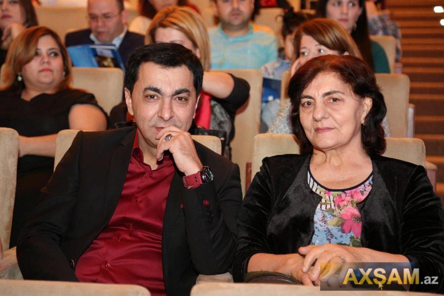 Azərbaycanlı müğənni anası ilə konsertdə -  fotolar