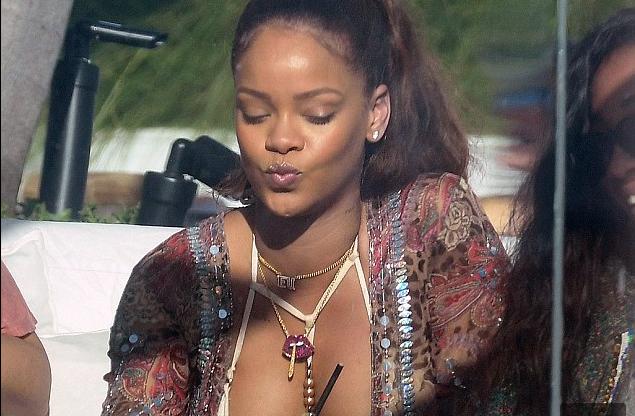 Rihanna istirahətdə - fotolar