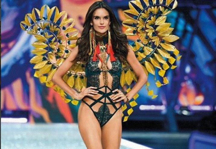 Məşhur model qızarmış əqrəb yedi - foto