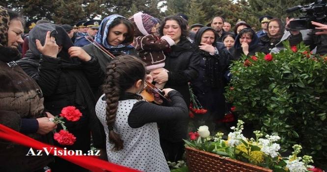 Qızı şəhidin məzarı üstündə skripka çaldı -  fotolar
