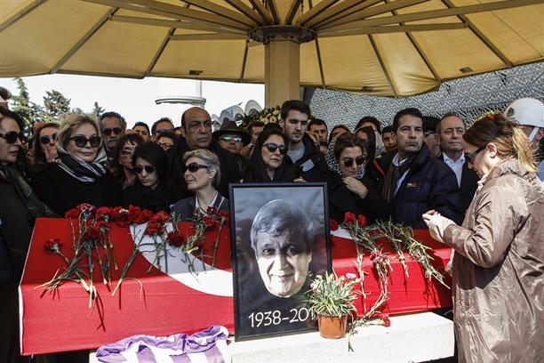 "Hababam sınıfı"nın "Güdük Necmi"si dəfn edildi - fotolar