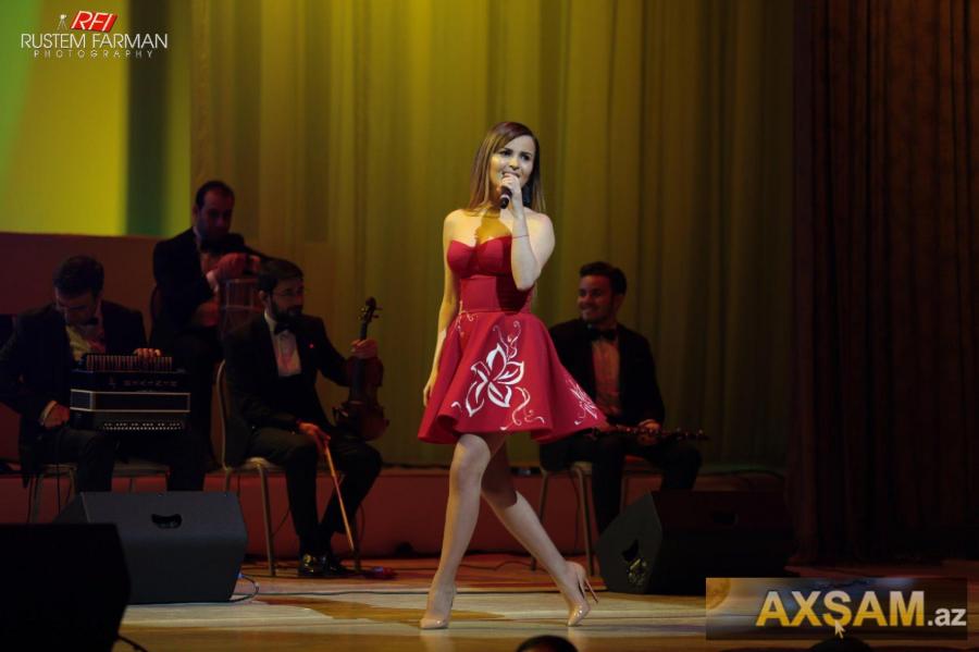 Sevda dekoltesi və qısa ətəyi ilə diqqət çəkdi -  fotolar