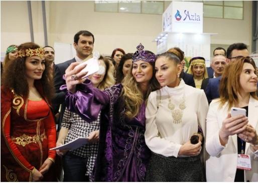 Mehriban Əliyeva selfi çəkdirdi - fotolar
