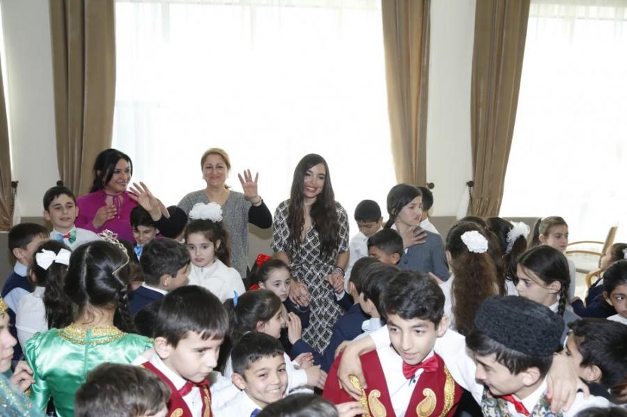 Leyla Əliyeva uşaqların əhatəsində - fotolar