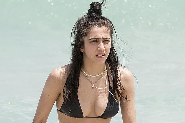 Müğənninin 20 yaşlı qızı bikinidə - fotolar