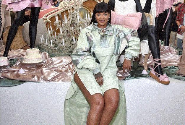 Rihanna küçəyə bu geyimdə çıxdı - fotolar