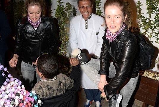 "Hayat Şarkısı"nın aktrisası küçədə ayaqqabılarını çıxartdı və ... - fotolar