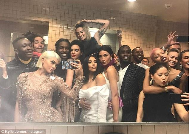 Məşhurlar tualetdən selfi paylaşdılar - bunu da etdilər