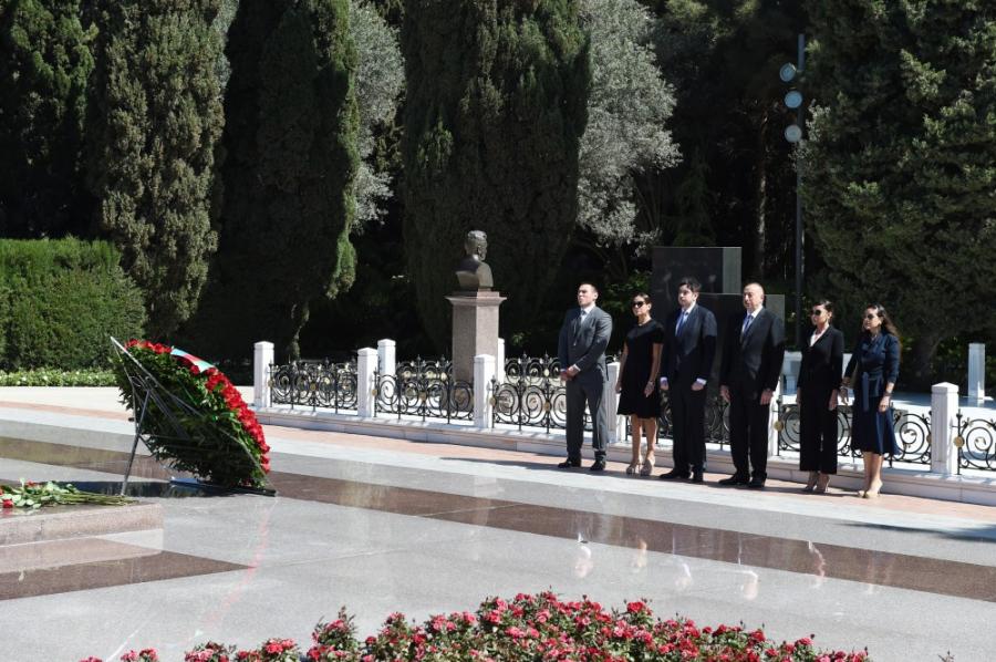 Prezident və ailəsi Heydər Əliyevin məzarı önündə -  fotolar