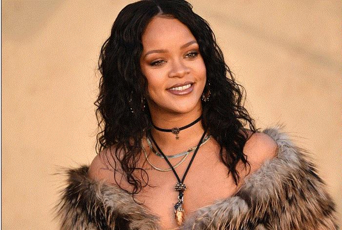 Rihanna bu geyiminə görə tənqid edildi - fotolar