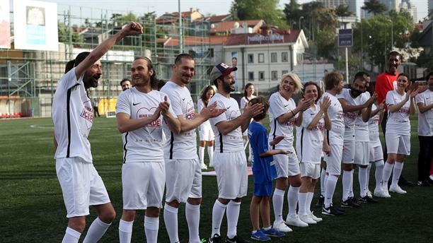 "İçerde"nin ulduzları uşaqlar üçün futbol oynadılar - fotolar
