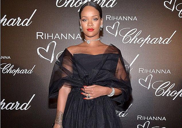 Rihanna Kann festivalına bu geyimdə gəldi - fotolar