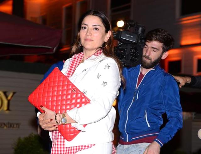 6 il sonra əri ilə barışdı, üzüyünü göstərmədi - fotolar 