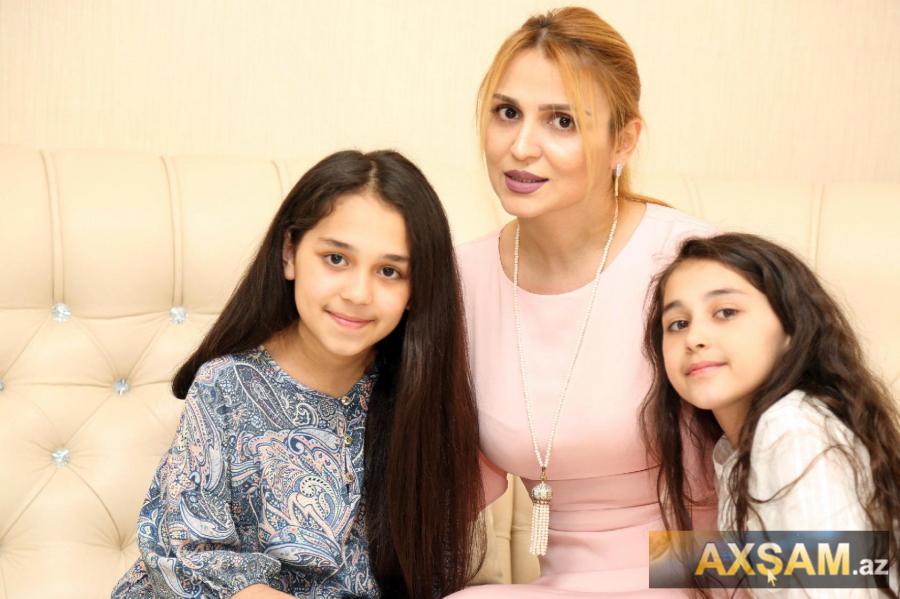 Eltonun prodüser xanımı və qızları ad günündə -  fotolar
