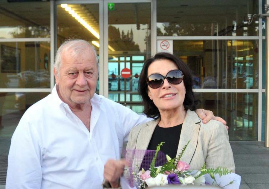 Xərçəng olan aktrisa vətəninə döndü - fotolar 