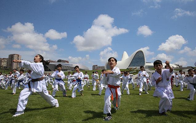 Rafael Ağayev parkda karate dərsi keçdi -  fotolar