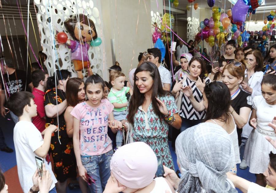 Leyla Əliyeva onların əhatəsində - fotolar